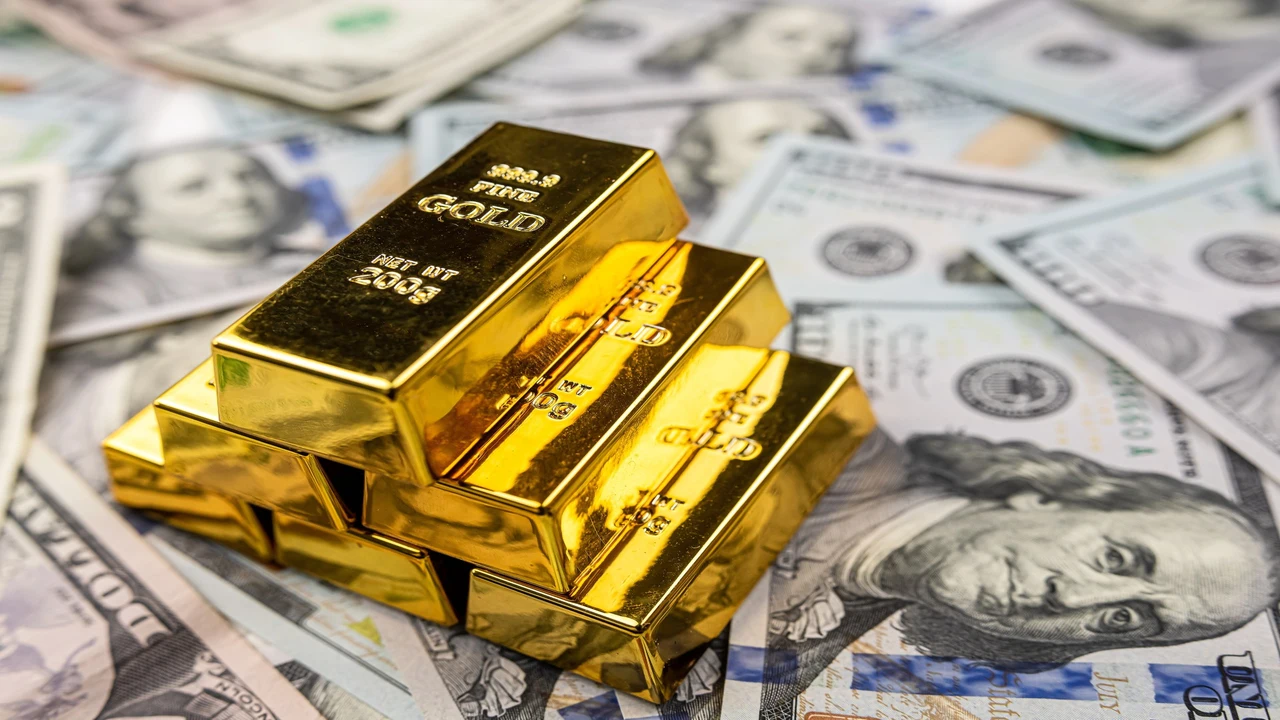 لماذا ارتفع الدولار رغم تراجع أسعار الذهب والفضة خلال الأزمات الحالية؟